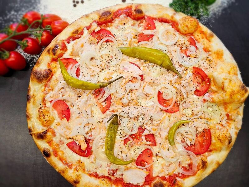 Šviežiai kepta pica kavinėje Malūnas (3)