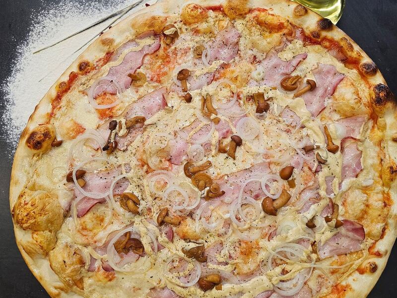 Šviežiai kepta pica kavinėje Malūnas (9)